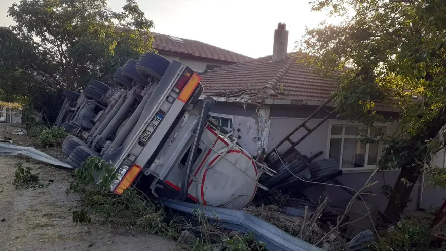 Evlerine tanker çarptı! Deprem sandılar, "Camlar, çerçeveler yerinden oynadı" 4