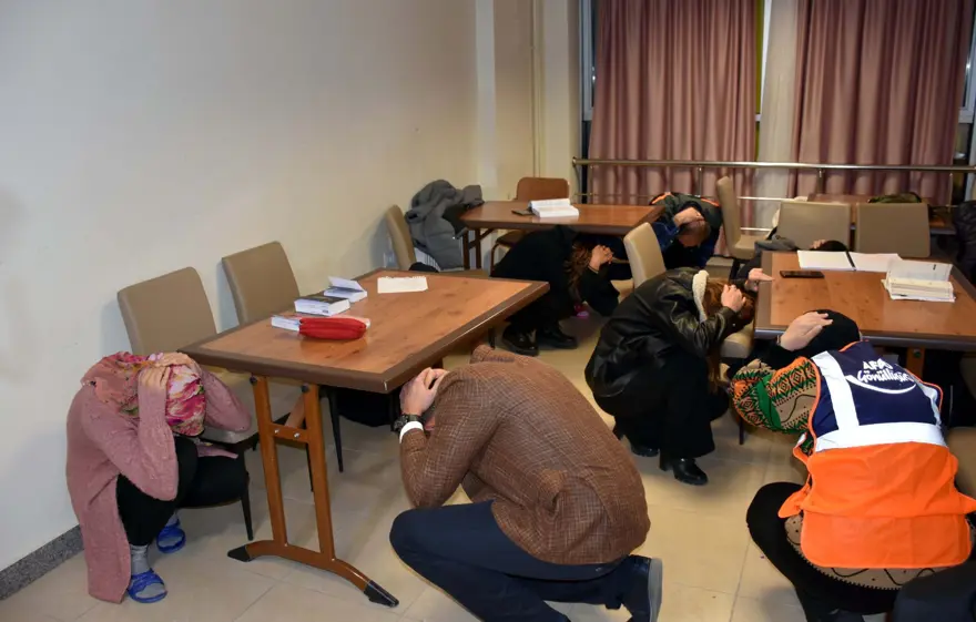KYK yurtlarında eş zamanlı deprem tatbikatı 46