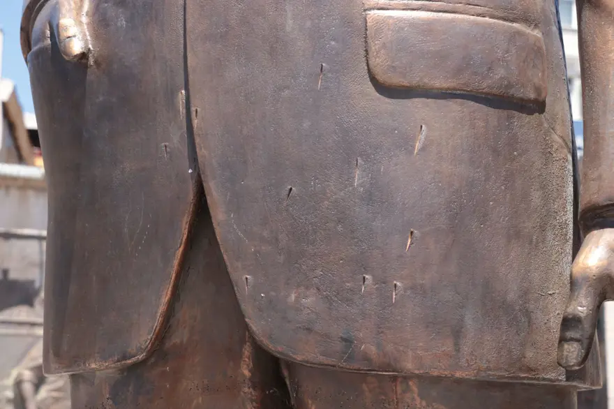 Kayseri’deAtatürk Anıtı’na baltalı saldırı: Saldırgan dayı-yeğen tutuklandı 