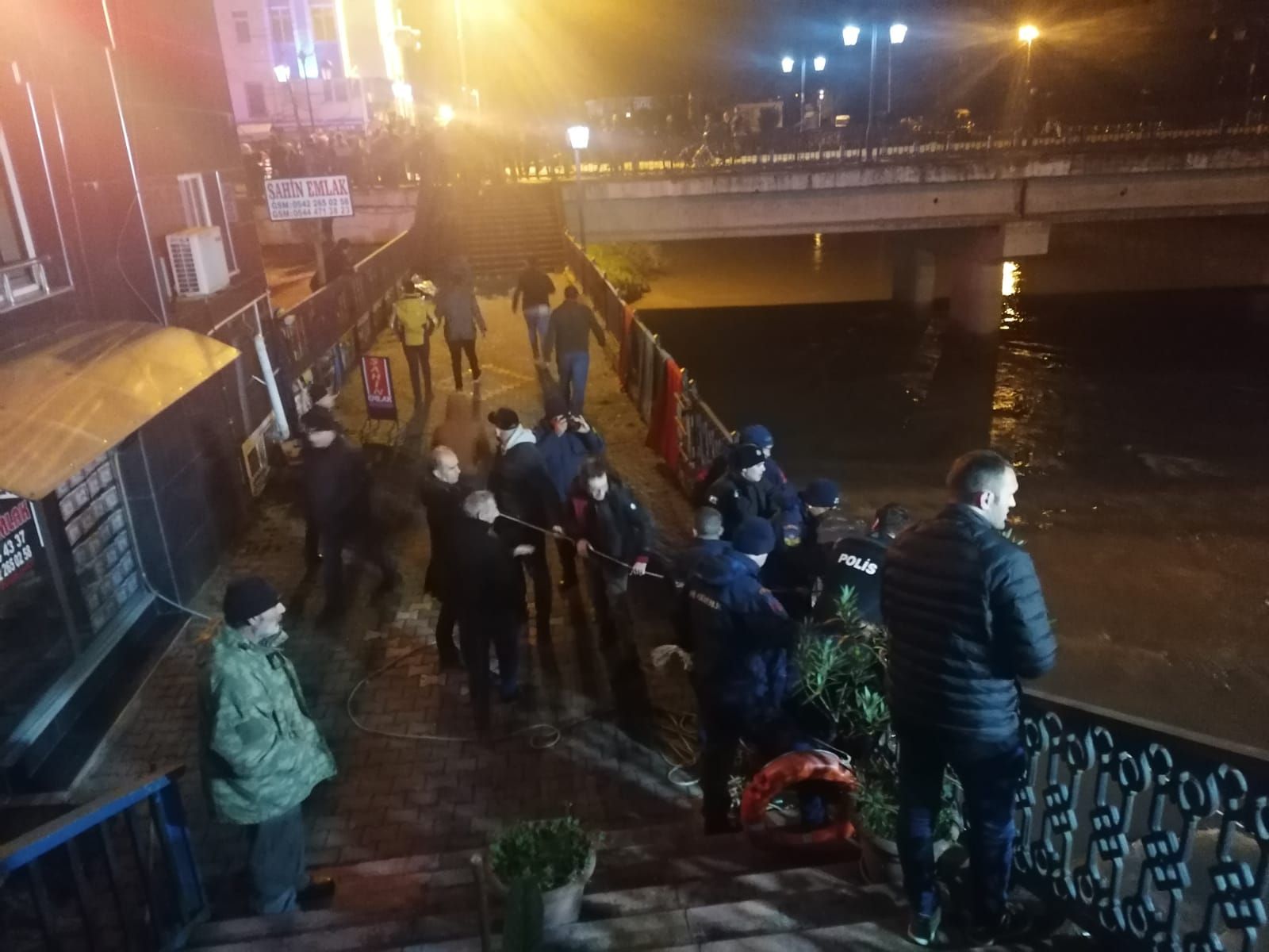 Irmağa düşen kızını kurtarmak için suya atlayan baba akıntıya kapıldı