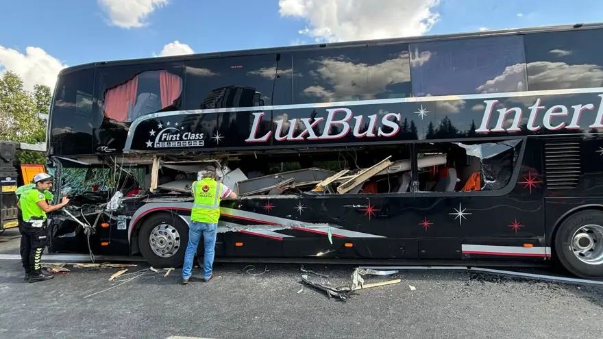 TEM'de 5 araç birbirine girdi: 2'si çocuk 8 yaralı 1 TEM'de 5 araç birbirine girdi: 2'si çocuk 8 yaralı 1