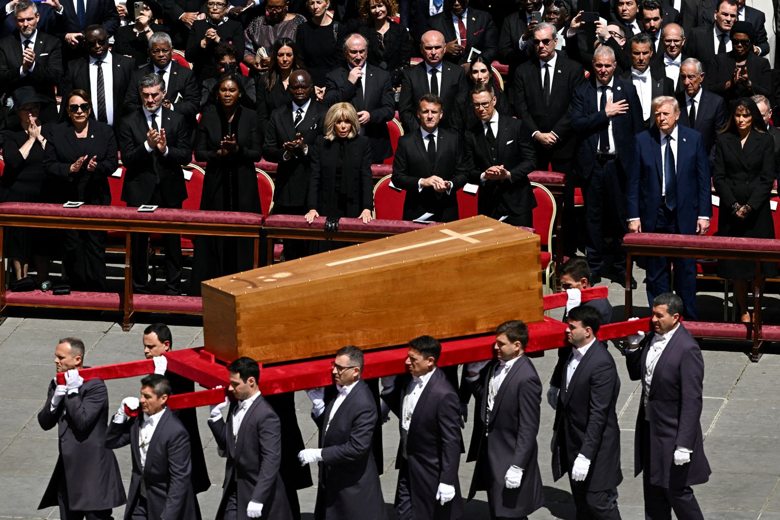 Papa Francis'in cenazesine kimler katıldı, kim nereye oturdu?