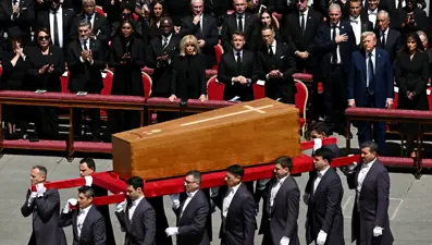 Papa Francis'in cenazesine kimler katıldı, kim nereye oturdu?