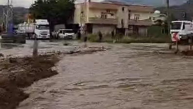 Şırnak’ta şiddetli yağış: Caddeler suyla doldu, ulaşımaksadı
