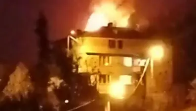 Saman dolu çatı yandı, mahalleli sokağa döküldü