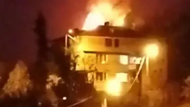 Saman dolu çatı yandı, mahalleli sokağa döküldü