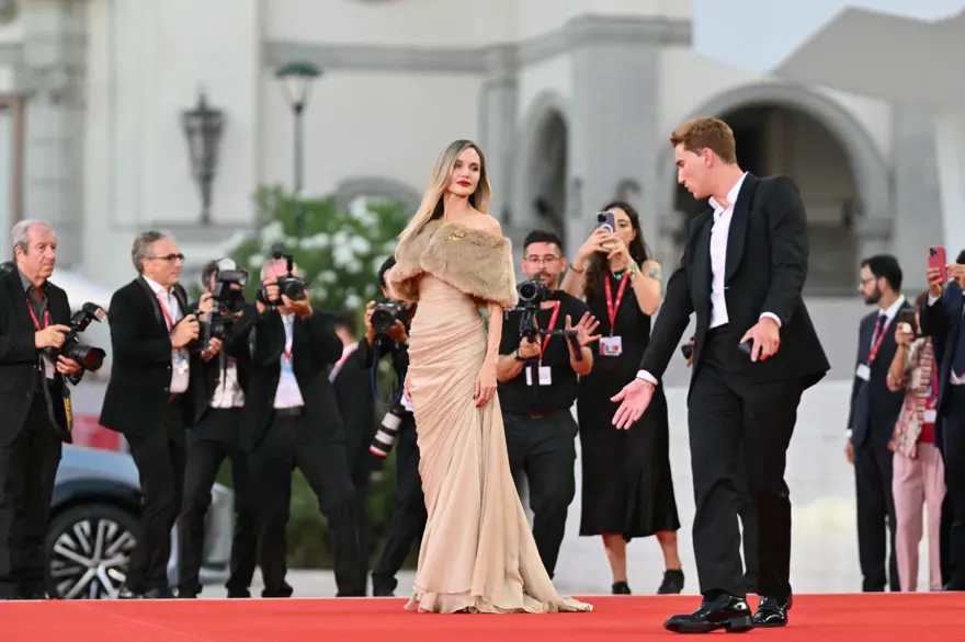 Angelina Jolie'nin filmi Venedik'te 8 dakika boyunca ayakta alkışlandı! 
