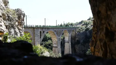 James Bond ile ünlenen Varda Köprüsü'ne yoğun ilgi