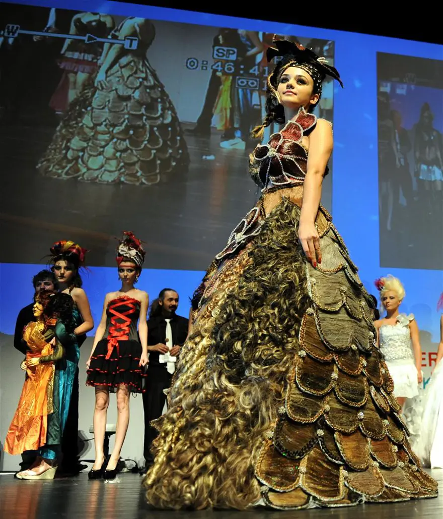 Bu da 60 kilo saçtan yapılmış gelinlik 