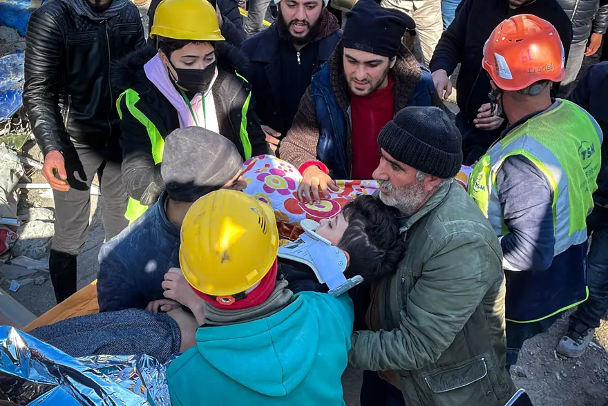 5 KİŞİLİK AİLE ENKAZDAN 88 SAAT SONRA KURTARILDI 116