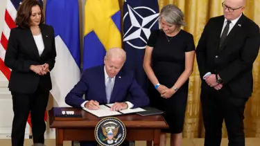 Biden, İsveç ve Finlandiya'nın NATO'ya üyeliğini onayladı