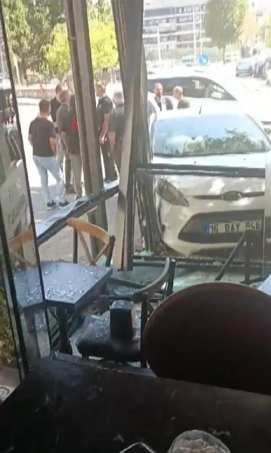 Bursa'da otomobil kafeye daldı: Facianın eşiğinden dönüldü 5