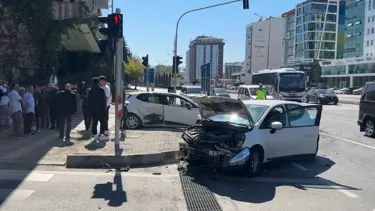 Samsun'da iki otomobil çarpıştı