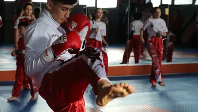 Enerjisini atması için yönlendirildiği kick boksta dünya şampiyonluklarına doymuyor