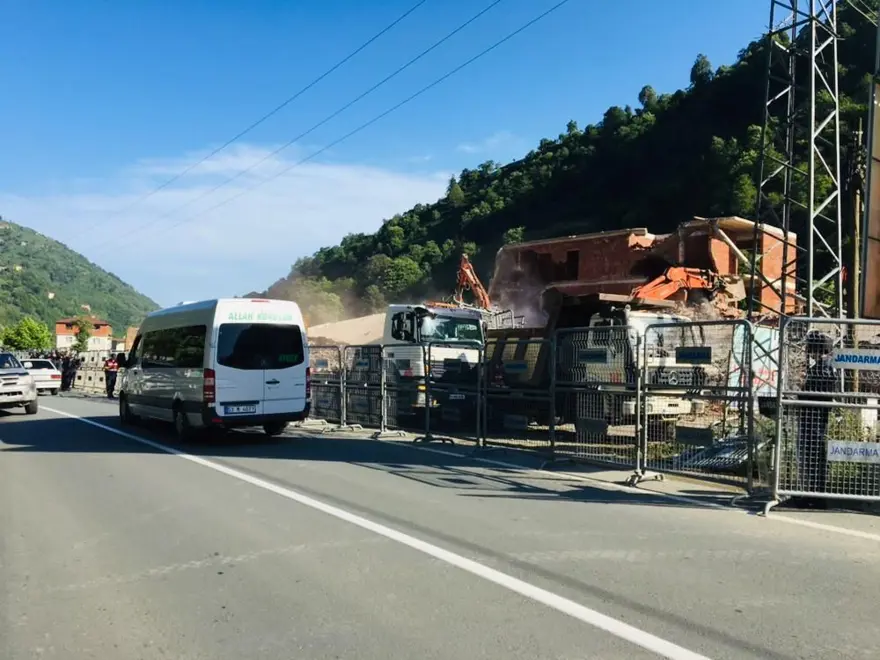 Fırtına Vadisi'nde kaçak yapıların yıkımına başlandı 