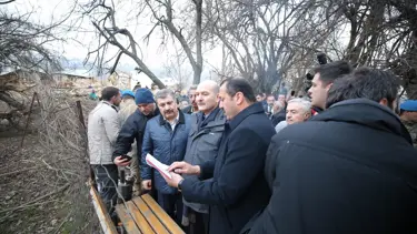 İçişleri Bakanı Soylu ve Sağlık Bakanı Koca depremde zarar gören köyde inceleme yaptı