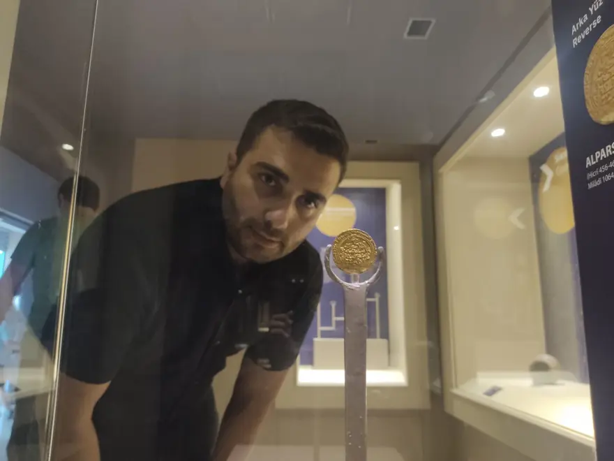 Sultan Alparslan dönemine ait altın sikke Ahlat Müzesi'nde 5