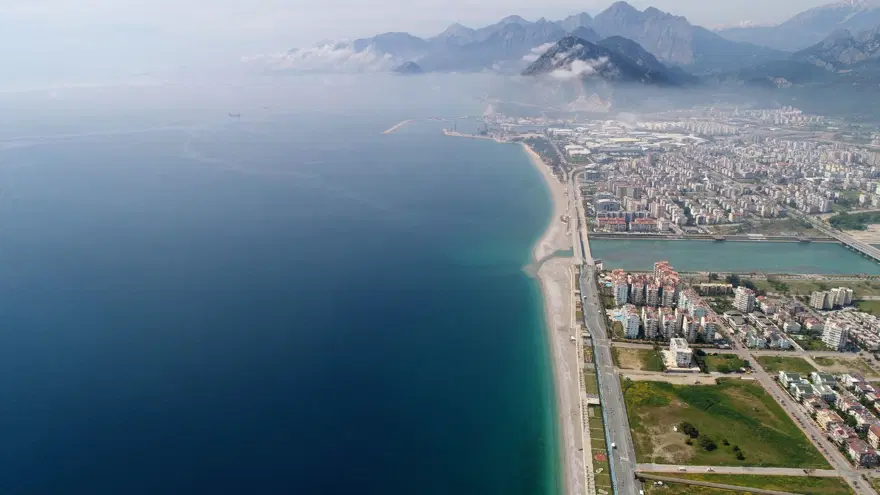 Konyaaltı Sahili 60 yılda 35 metre eridi, bir havluluk yer kaldı 6 Konyaaltı Sahili 60 yılda 35 metre eridi, bir havluluk yer kaldı 6