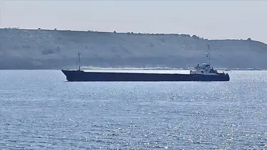 Çanakkale açıklarında karaya oturan çimento yüklü gemi kurtarıldı