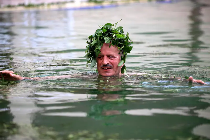 Termal havuzda yeşil çay banyosu 13