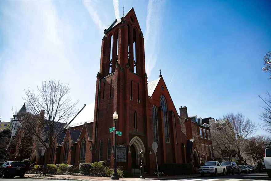 ABD'de corona virüs tespit edilen rahip 500 kişi ile tokalaşmış 5