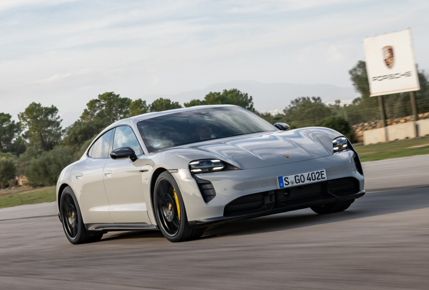 PORSCHE TAYCAN 