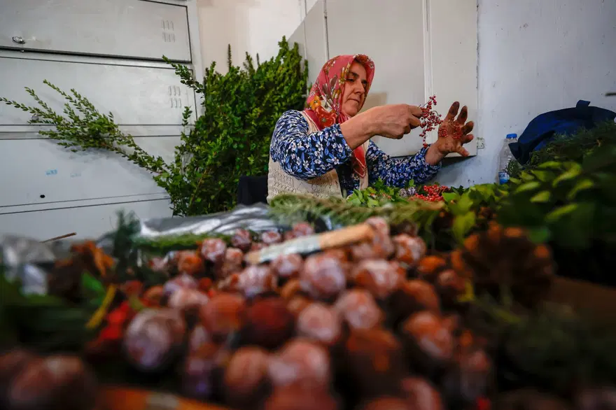 Antalyalı kadınlar Avrupa'ya Noel çelengi üretiyor 3