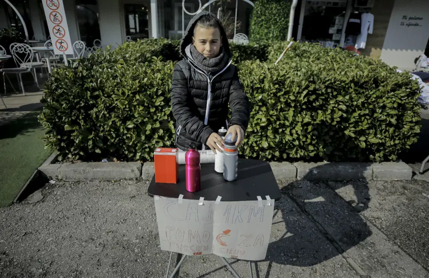 Dünyadan depzemzedelere duygulandıran destekler: 12 yaşındaki çocuk çay satarak para topluyor 2 Dünyadan depzemzedelere duygulandıran destekler: 12 yaşındaki çocuk çay satarak para topluyor 2