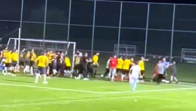 Saha bir anda karıştı: Köy turnuvasında futbolcular birbirine girdi