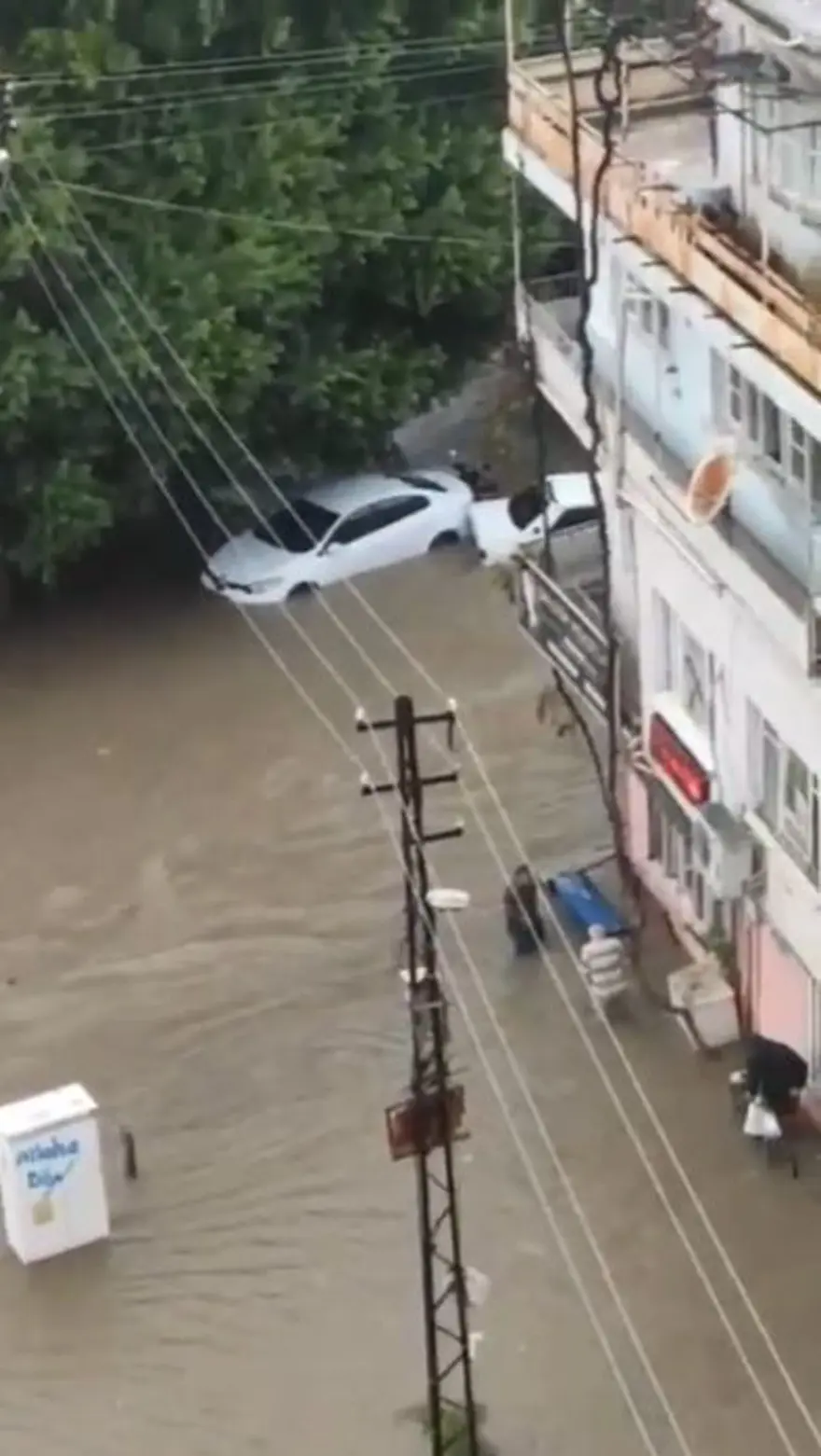 Birçok ilde sağanak ve sel hayatı felç etti: 2 kişi öldü | AFAD'dan 7 il için uyarı 7