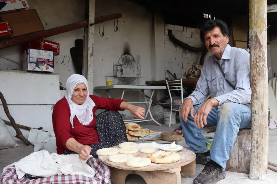 Uzun süre bayatlamayan ekmekler böyle pişiriliyor: Gelenek Erzurum'da sürüyor 1