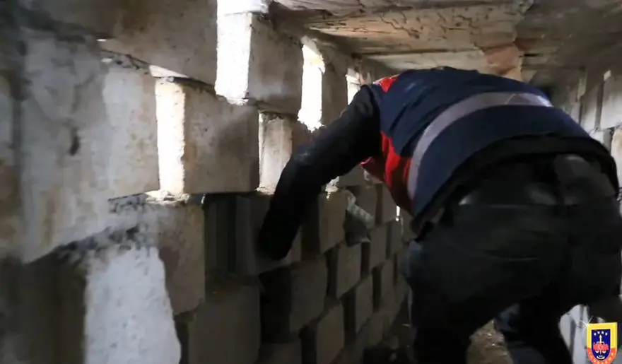 4 yıldır aranıyordu, evindeki gizli tünelde yakalandı 
