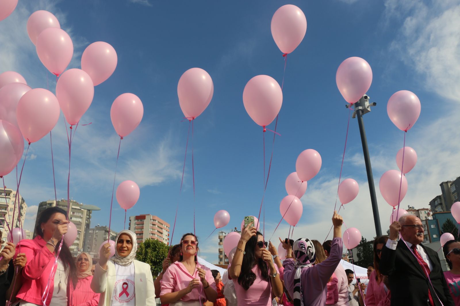 Adana'da pembe balonlar gökyüzüne uçuruldu