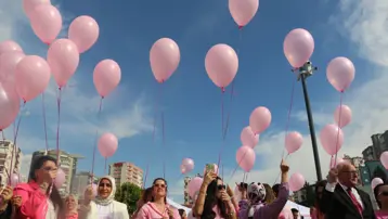 Adana'da pembe balonlar gökyüzüne uçuruldu