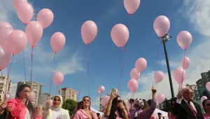 Adana'da pembe balonlar gökyüzüne uçuruldu