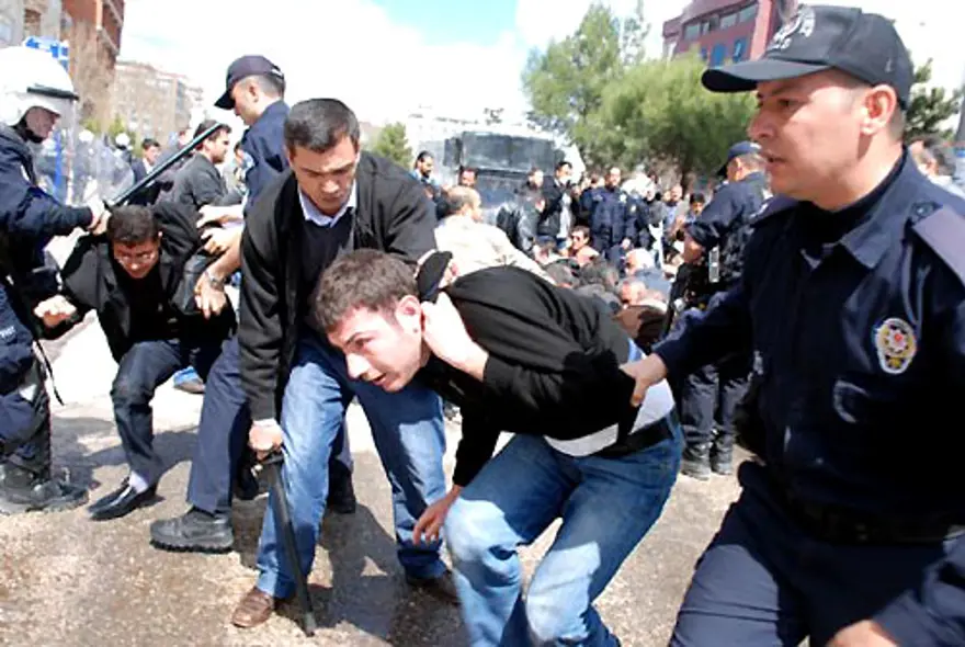 Yağmur altında itaatsizlik ve tekme 20