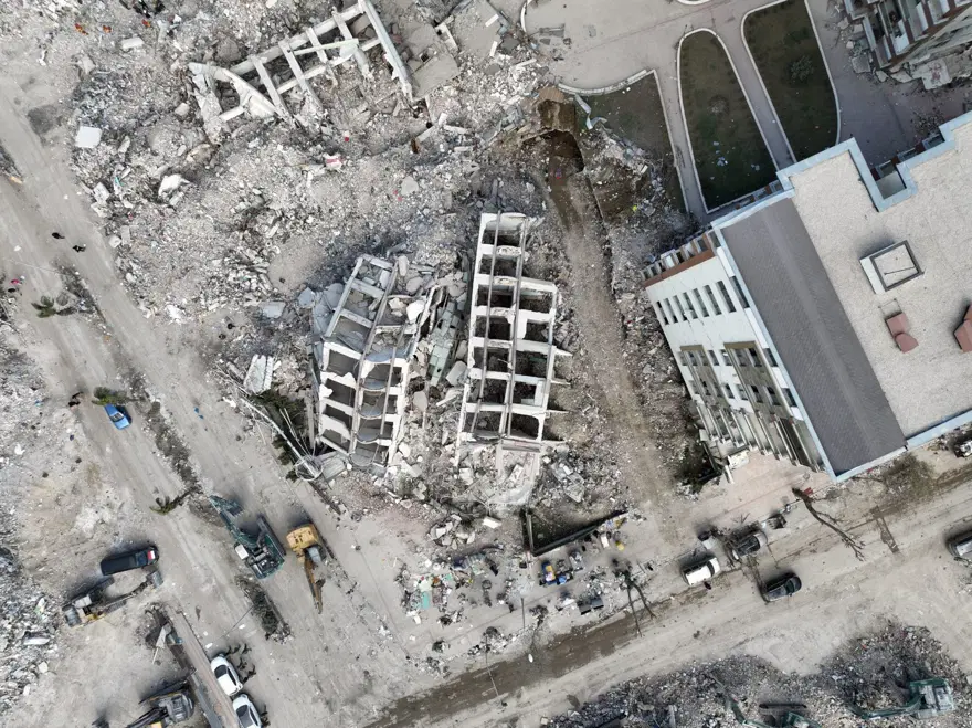 Hatay'da hasarlı evlerin içi görüntülendi 6