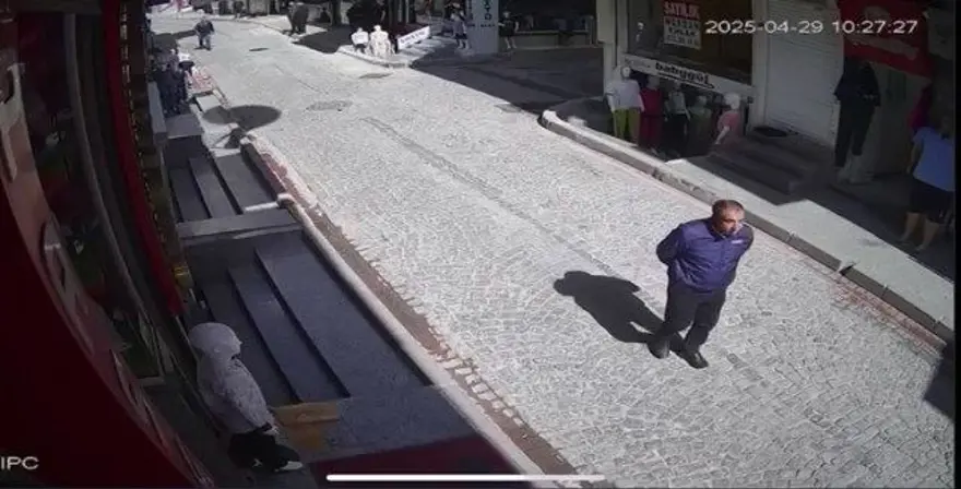 İstanbul'da ilginç olay: Yolda yürürken üzerine anten düştü 