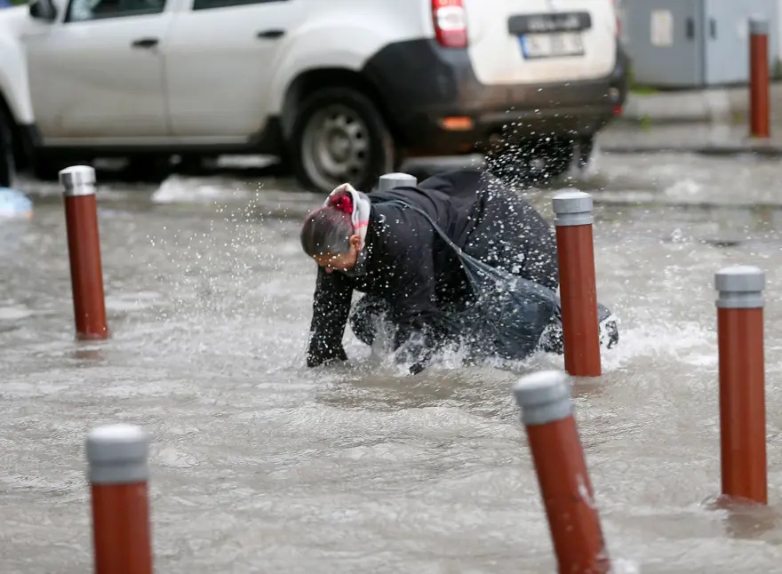 İzmir'de fırtına: Deniz taştı, işyerlerini su bastı 23