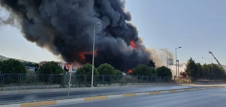 İstanbul Tuzla'da fabrika yangını (Patlama oldu, yaralılar var) 3
