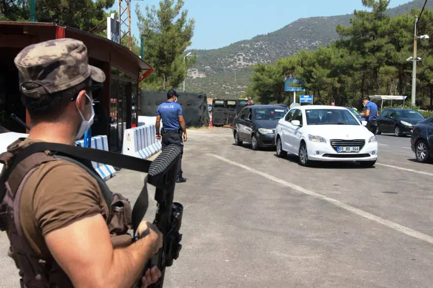 Bodrum'da hem sahiller hem yollar doldu 9 Bodrum'da hem sahiller hem yollar doldu 9