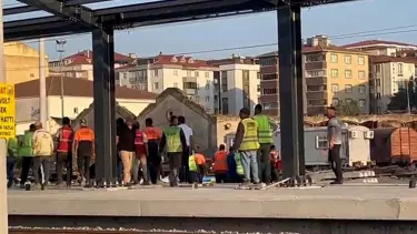 Tren istasyonunda işçi, elektrik akımına kapılarak ağır yaralandı