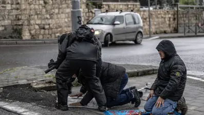 Mescid-i Aksa'da kısıtlama 16 haftadır sürüyor: Engelli Filistinli namaz kılarken gözaltına alındı