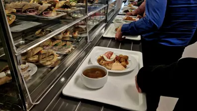 Endonezya'da 846 öğrenci ücretsiz yemekten zehirlendi