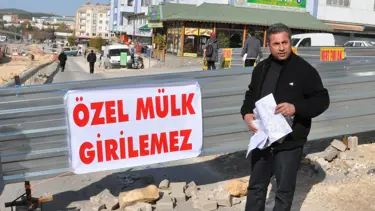 Arazisinden geçen yolu trafiğe kapattı