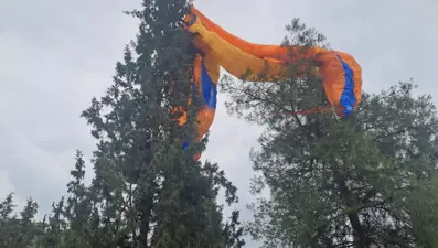 Denizli'de yamaç paraşütü ağaca takıldı: Mahsur kalan pilotu itfaiye kurtardı