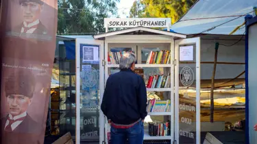 Sokak Kütüphanesi açıldı (Al, götür oku getir)
