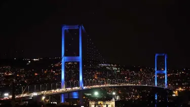 Otizme dikkat çekmek için İstanbul’da mavi ışıklar yandı