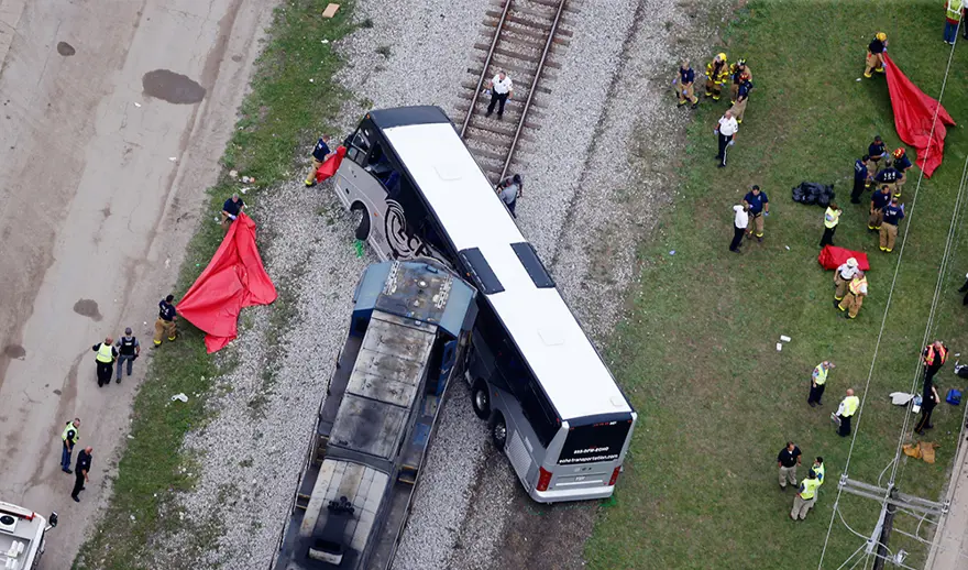 ABD'de yük treni yolcu otobüsüne çarptı: 3 ölü 3