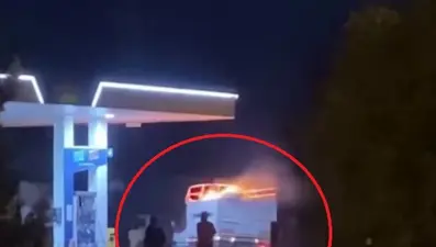 Akaryakıt istasyonunda panik: Alev alan kamyonet benzinliğe girdi